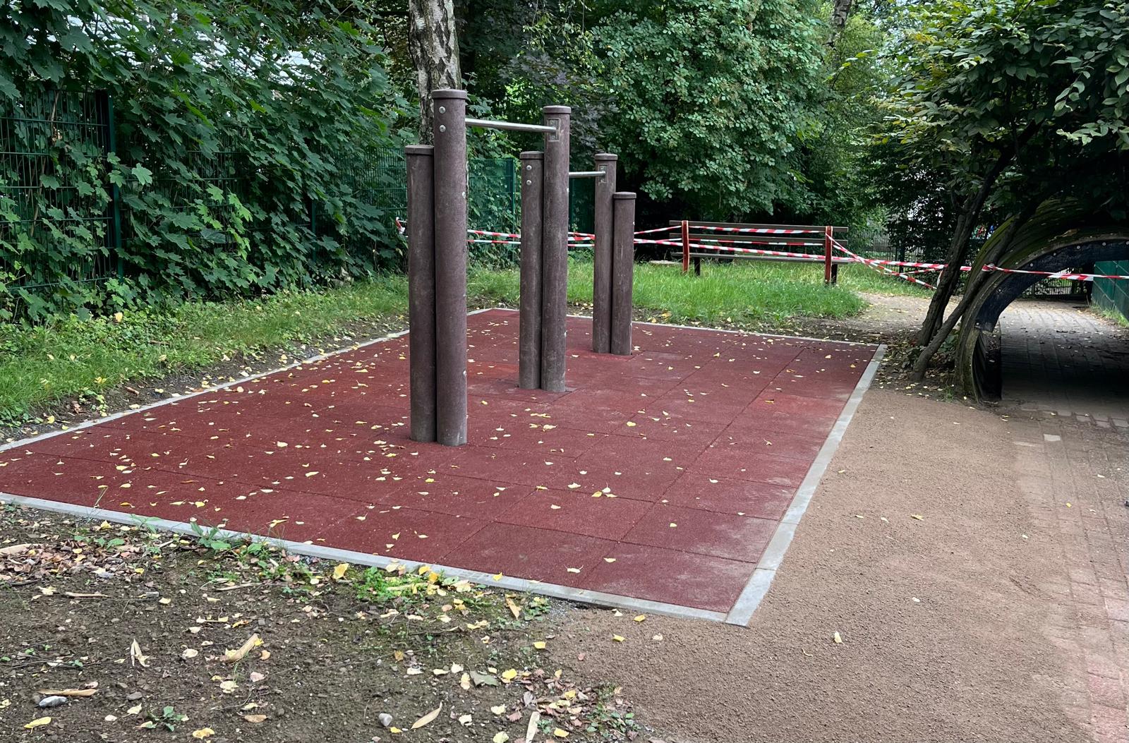 Fallschutzplatten unter Calisthenics-Anlage